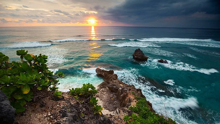 Atardecer sobre la costa tropical de Lombok, Indonesia