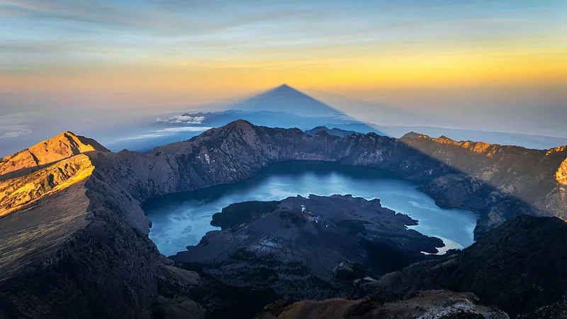 Vista panorámica del monte Rinjani y su lago de cráter en Lombok