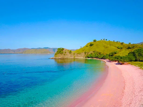 Playa de arena rosada y aguas transparentes en Lombok, Indonesia